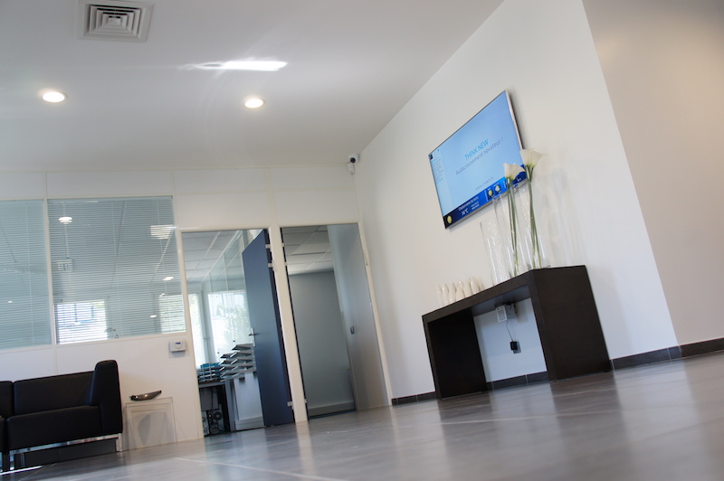 office digital signage, office lounge, office lobby