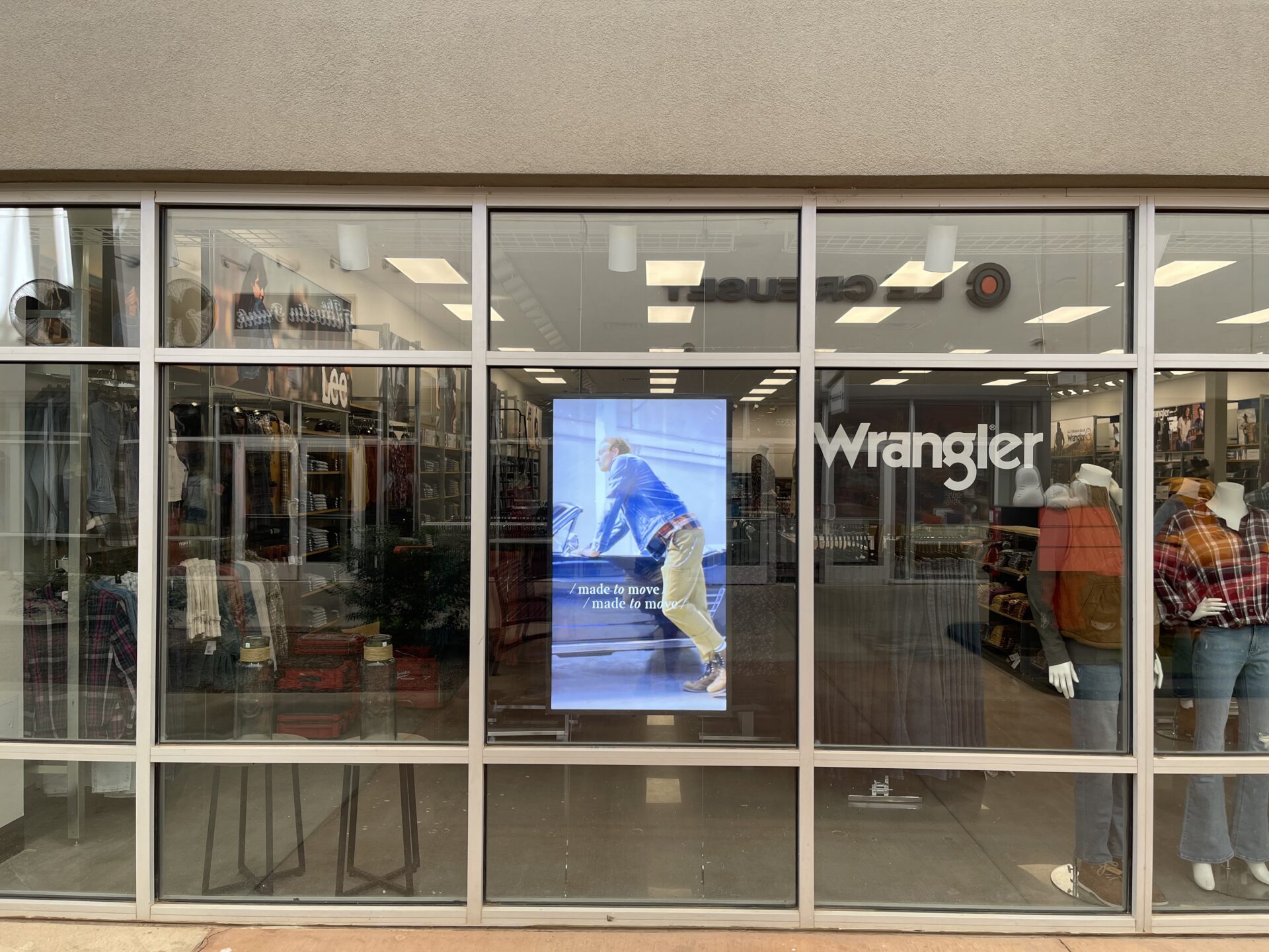 Retail storefront with cloud-managed digital window display showing dynamic promotional content